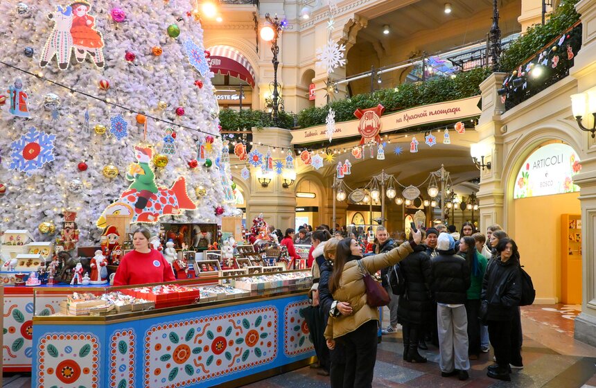 ГУМ украсили к Новому году в стиле дымковских игрушек 18 фото