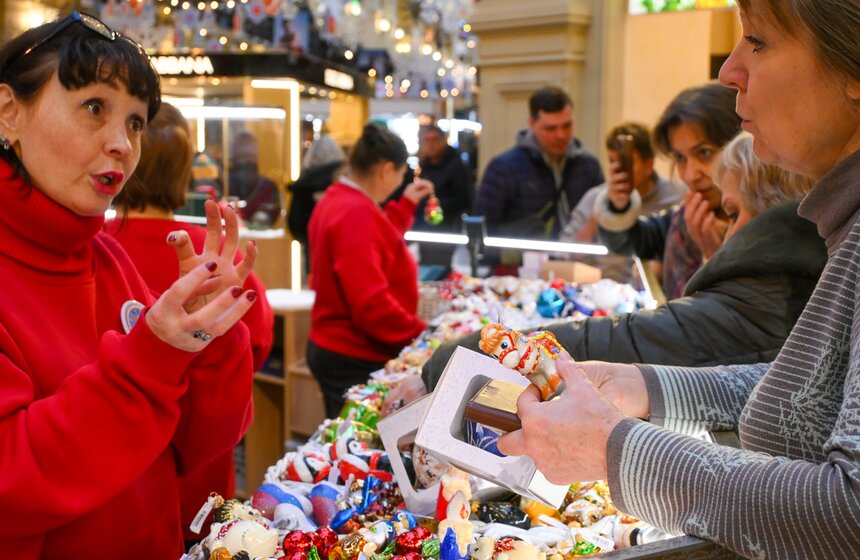 ГУМ украсили к Новому году в стиле дымковских игрушек 9 фото