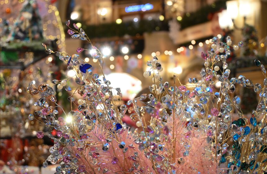 ГУМ украсили к Новому году в стиле дымковских игрушек 10 фото