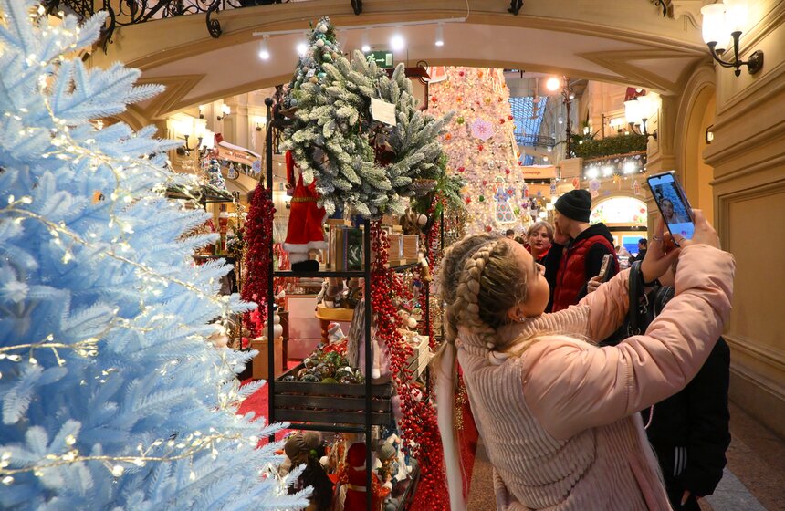 ГУМ украсили к Новому году в стиле дымковских игрушек 7 фото