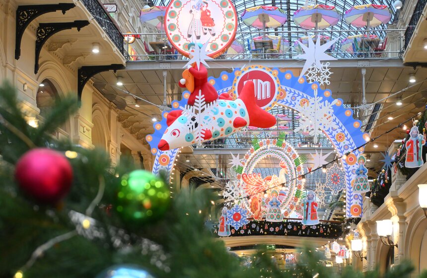 ГУМ украсили к Новому году в стиле дымковских игрушек 28 фото