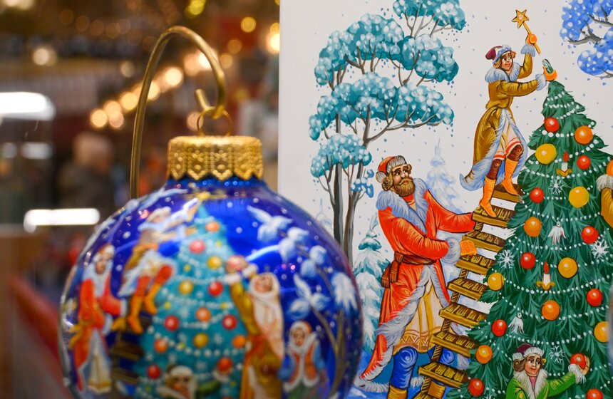 ГУМ украсили к Новому году в стиле дымковских игрушек 16 фото