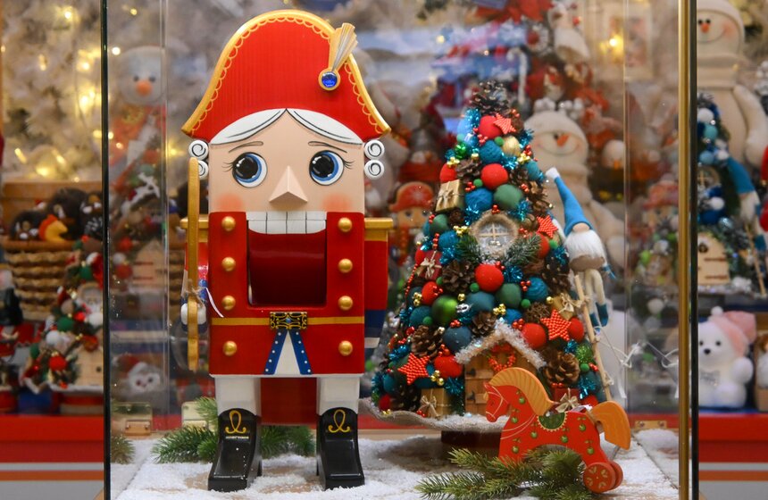 ГУМ украсили к Новому году в стиле дымковских игрушек 6 фото