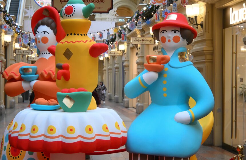 ГУМ украсили к Новому году в стиле дымковских игрушек 26 фото