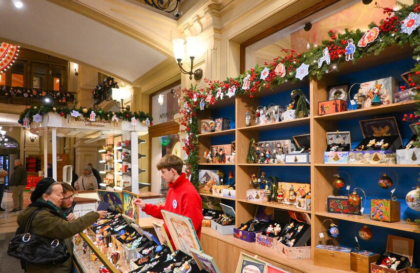 ГУМ украсили к Новому году в стиле дымковских игрушек 21 фото