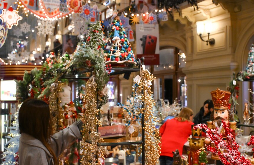 ГУМ украсили к Новому году в стиле дымковских игрушек 11 фото