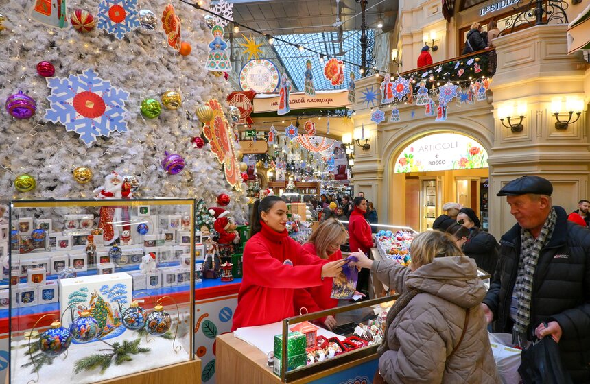 ГУМ украсили к Новому году в стиле дымковских игрушек 23 фото