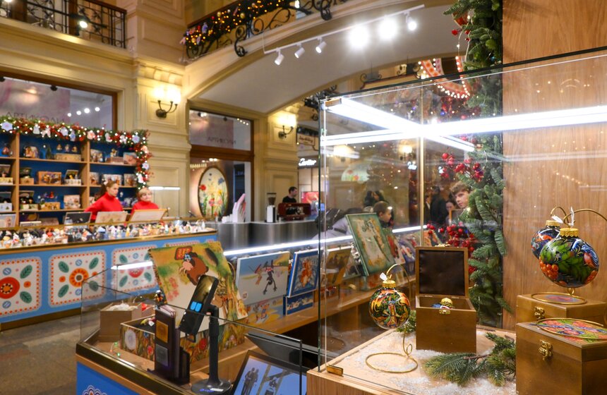 ГУМ украсили к Новому году в стиле дымковских игрушек 19 фото