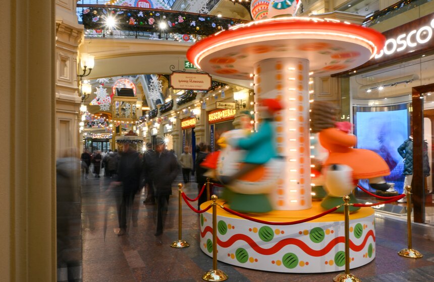 ГУМ украсили к Новому году в стиле дымковских игрушек 20 фото