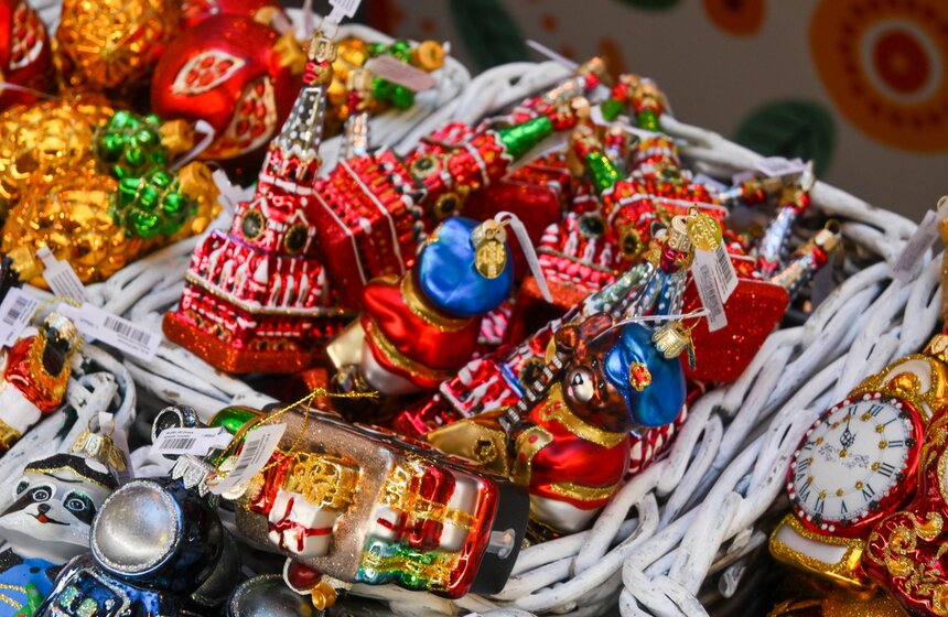 ГУМ украсили к Новому году в стиле дымковских игрушек 24 фото