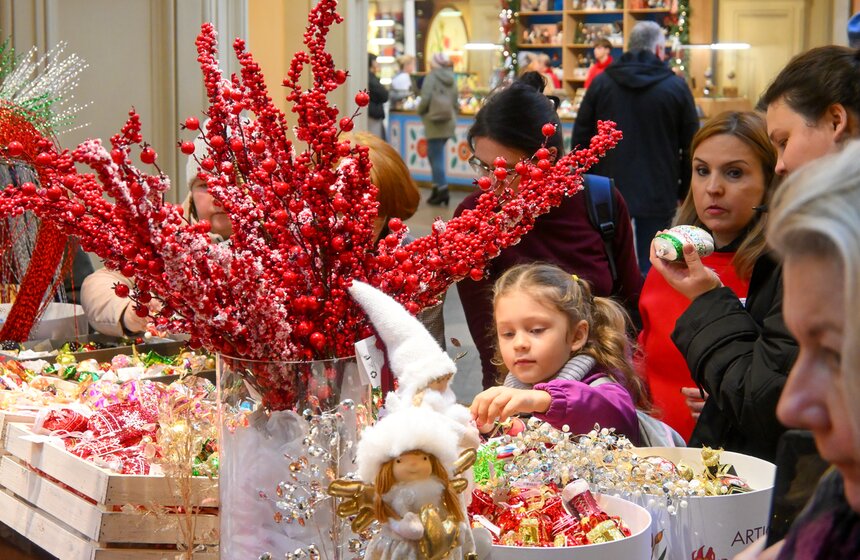 ГУМ украсили к Новому году в стиле дымковских игрушек 17 фото