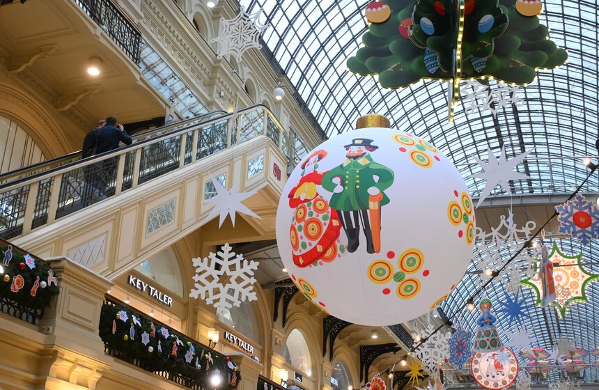 ГУМ украсили к Новому году в стиле дымковских игрушек 4 фото