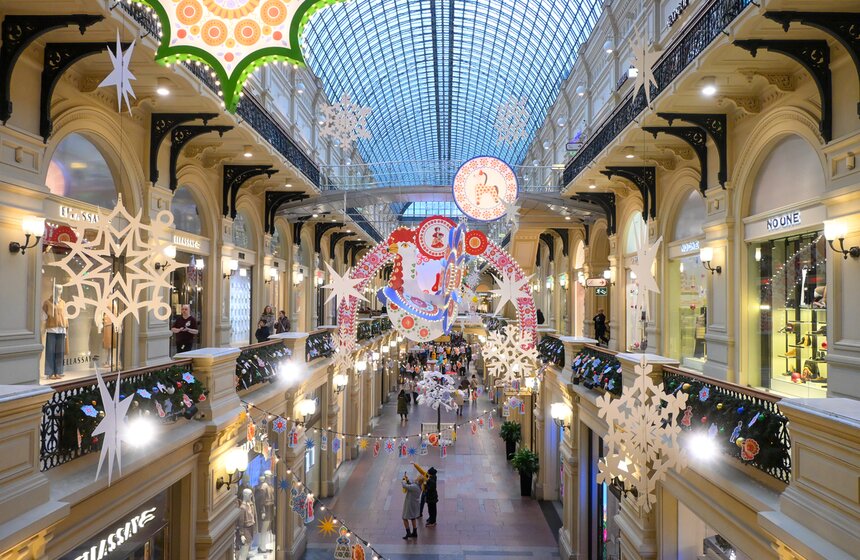 ГУМ украсили к Новому году в стиле дымковских игрушек 13 фото