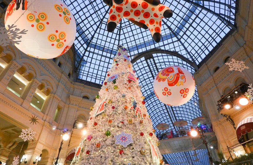 ГУМ украсили к Новому году в стиле дымковских игрушек 12 фото