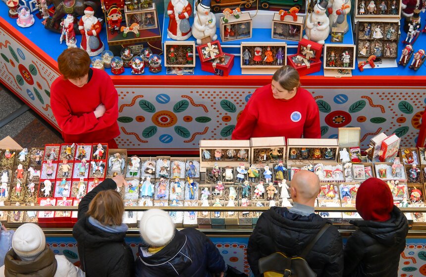 ГУМ украсили к Новому году в стиле дымковских игрушек 15 фото