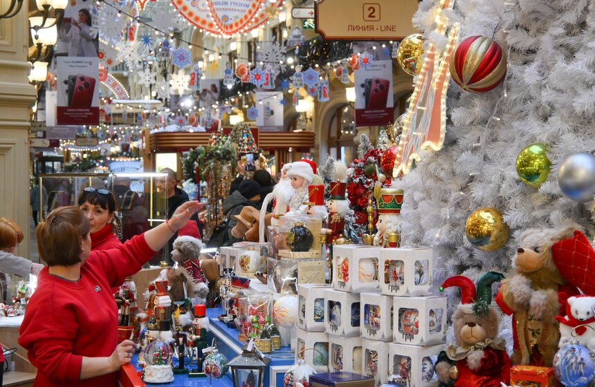 ГУМ украсили к Новому году в стиле дымковских игрушек 25 фото