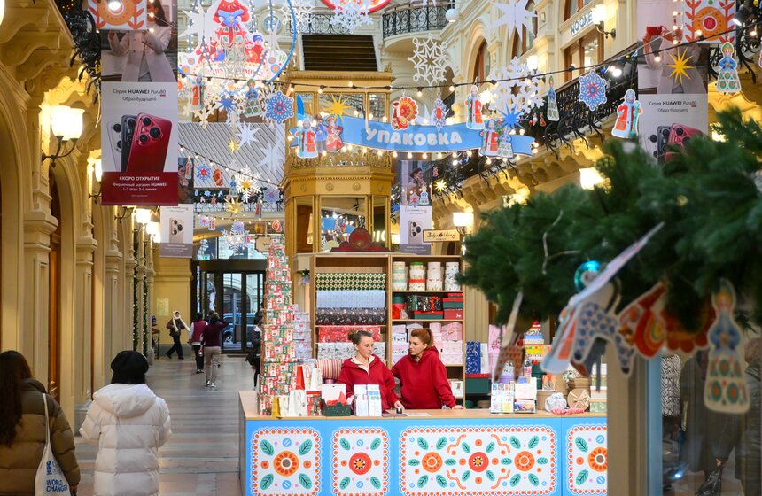 ГУМ украсили к Новому году в стиле дымковских игрушек 27 фото