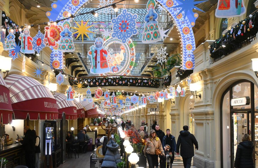 ГУМ украсили к Новому году в стиле дымковских игрушек 5 фото