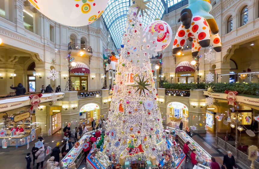 ГУМ украсили к Новому году в стиле дымковских игрушек 1 фото