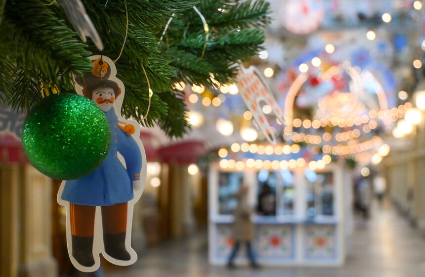 ГУМ украсили к Новому году в стиле дымковских игрушек 2 фото