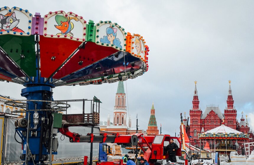 ГУМ-Каток и карусели скоро откроются на Красной площади 13 фото
