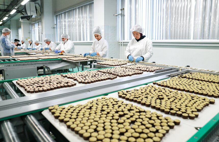 Фабрика "Красный Октябрь" показала процесс производства конфет к Новому году 4 фото