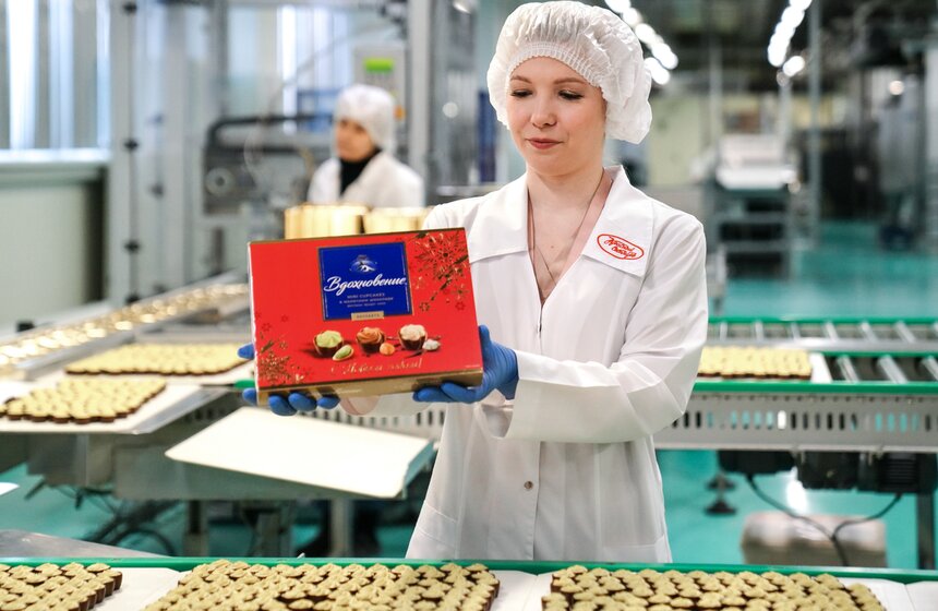 Фабрика "Красный Октябрь" показала процесс производства конфет к Новому году 20 фото