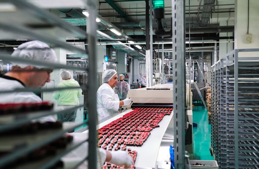 Фабрика "Красный Октябрь" показала процесс производства конфет к Новому году 11 фото