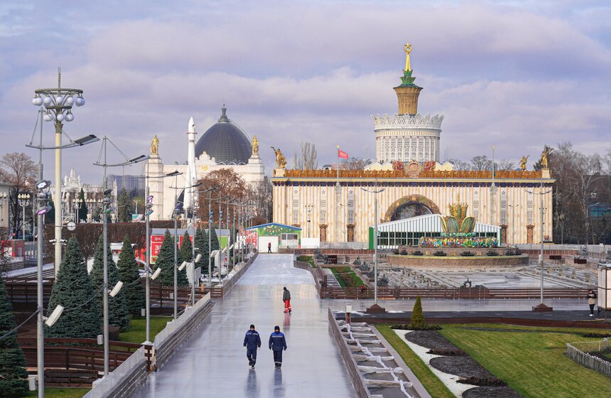 На ВДНХ завершается подготовка самого большого катка Москвы 6 фото