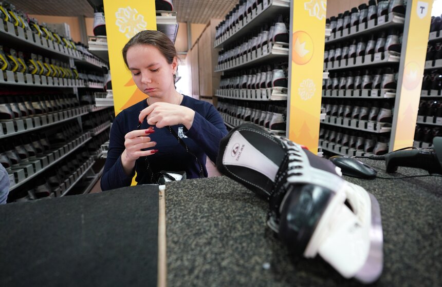 На ВДНХ завершается подготовка самого большого катка Москвы 18 фото