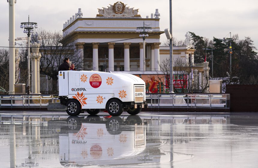 На ВДНХ завершается подготовка самого большого катка Москвы 21 фото