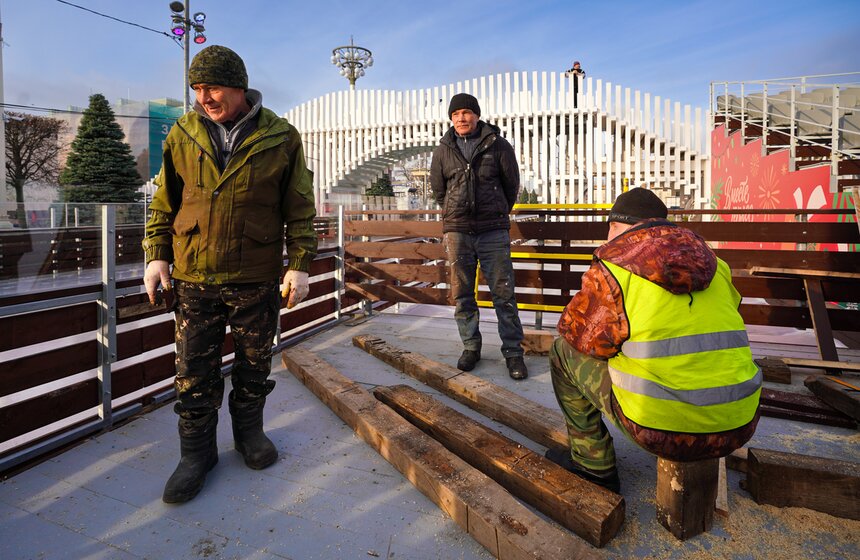 На ВДНХ завершается подготовка самого большого катка Москвы 7 фото