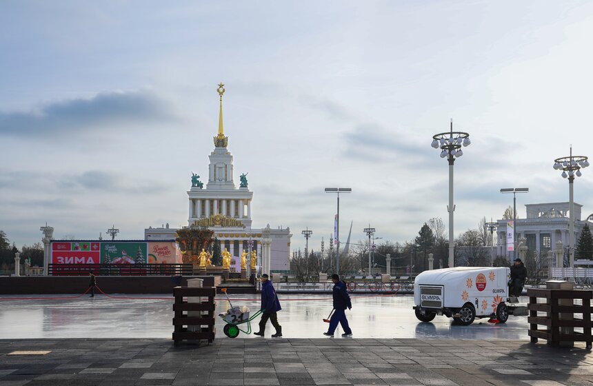 На ВДНХ завершается подготовка самого большого катка Москвы 11 фото