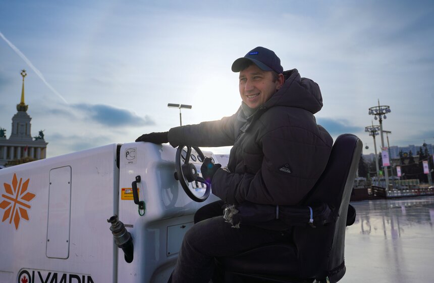 На ВДНХ завершается подготовка самого большого катка Москвы 8 фото