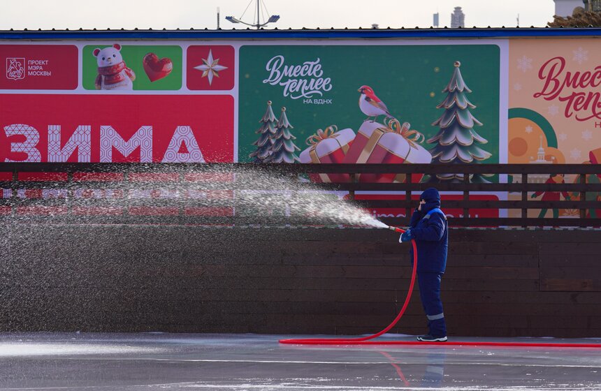 На ВДНХ завершается подготовка самого большого катка Москвы 4 фото