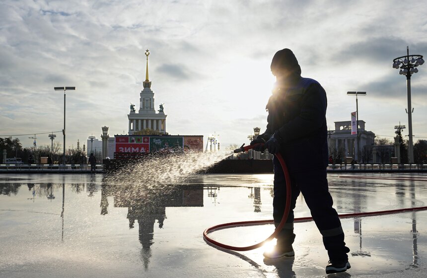 На ВДНХ завершается подготовка самого большого катка Москвы 1 фото