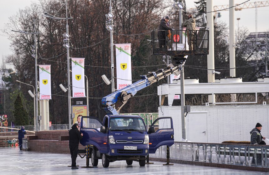 На ВДНХ завершается подготовка самого большого катка Москвы 14 фото