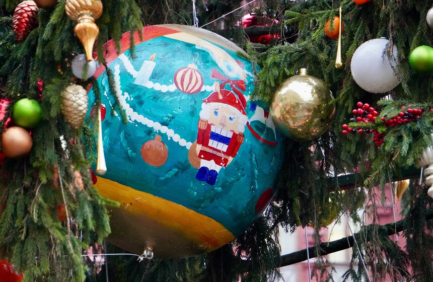 Новогоднюю елку нарядили на Манежной площади 7 фото