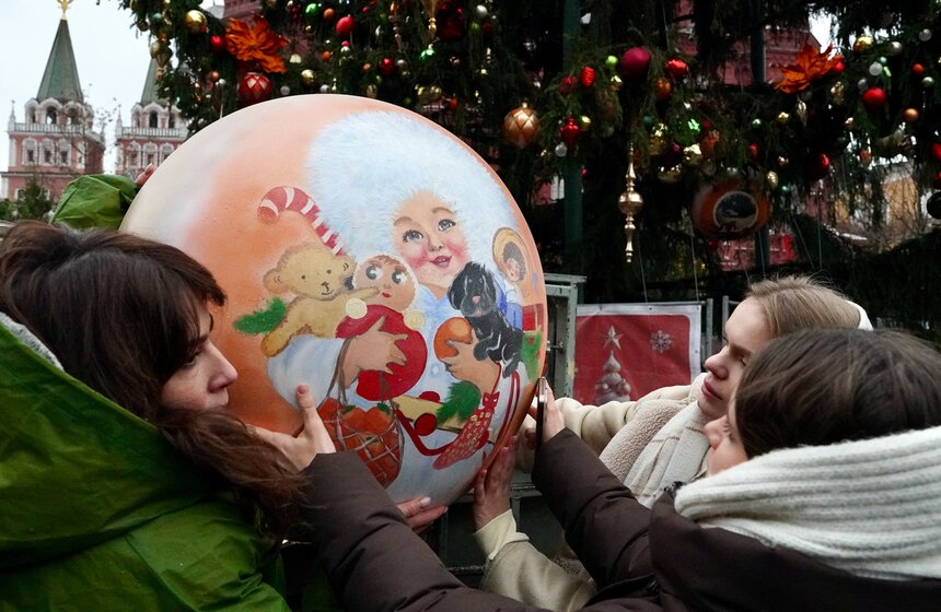 Новогоднюю елку нарядили на Манежной площади 12 фото