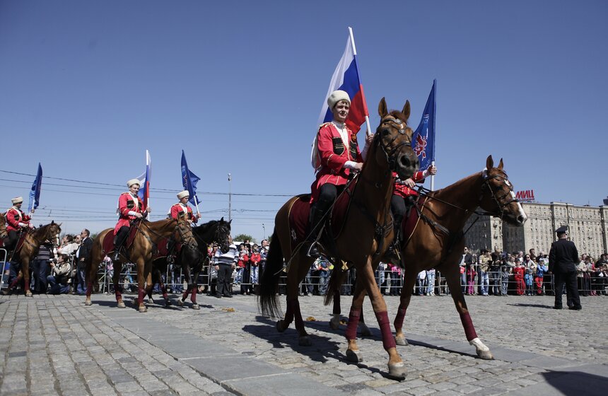 В День Победы на Поклонной горе прошел конный парад 10 фото