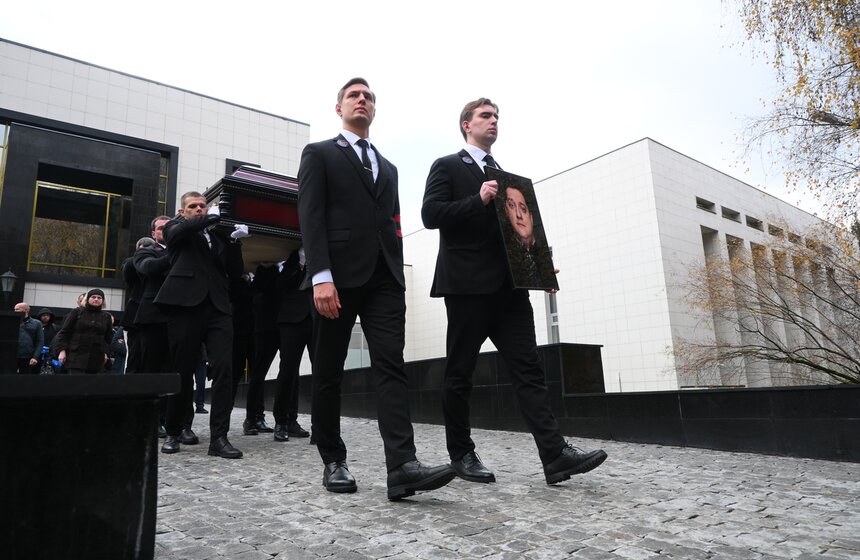 В Москве простились с актером Романом Поповым 34 фото