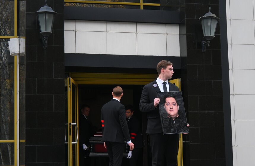 В Москве простились с актером Романом Поповым 33 фото