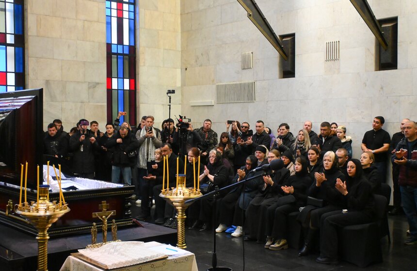 В Москве простились с актером Романом Поповым 27 фото