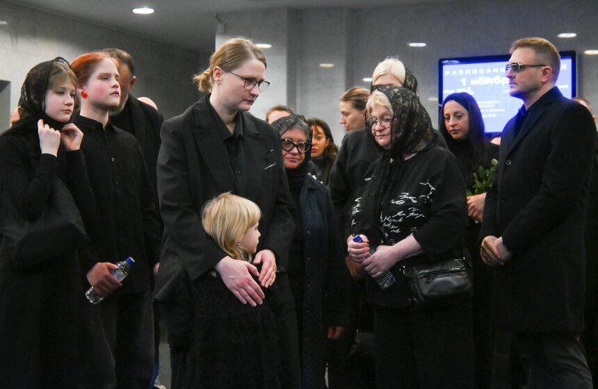 Супруга Романа Попова Юлия с детьми