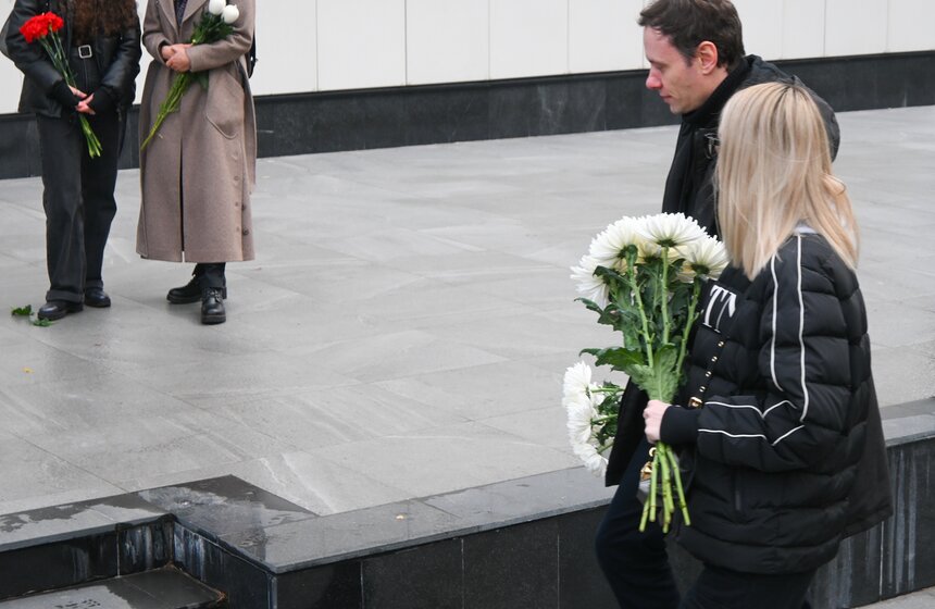 В Москве простились с актером Романом Поповым 7 фото