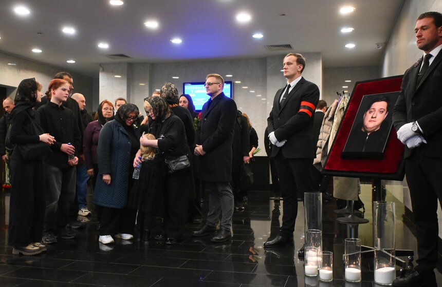 В Москве простились с актером Романом Поповым 17 фото