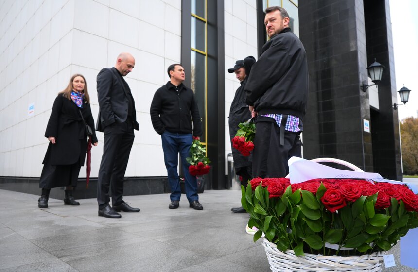 В Москве простились с актером Романом Поповым 8 фото