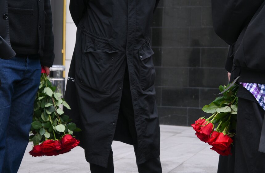 В Москве простились с актером Романом Поповым 10 фото