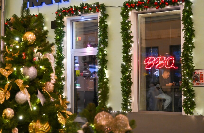 Витрины магазинов начали украшать в Москве к Новому году 31 фото