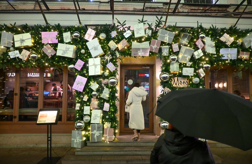 Витрины магазинов начали украшать в Москве к Новому году 33 фото